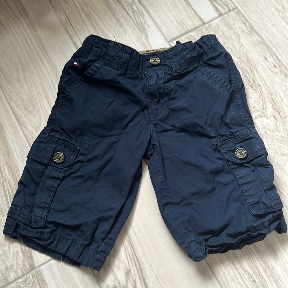 • Tommy Hilfiger navy cargo style shorts, 5 •